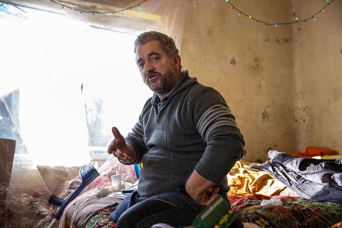 Ce ascundea cazul „emoționant” al unui tată fără un picior care „se chinuia să-și crească cei șase copii”. Își viola fata cea mare, iar casa donată de Gigi Becali a ajuns o ruină