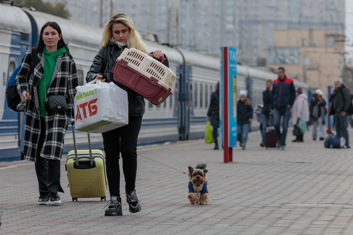 Însemnări din Odesa. Înainte de război, ghizii transportau turiștii cu mașini electrice. Astăzi, monumentele UNESCO sunt protejate în cutii antibombă
