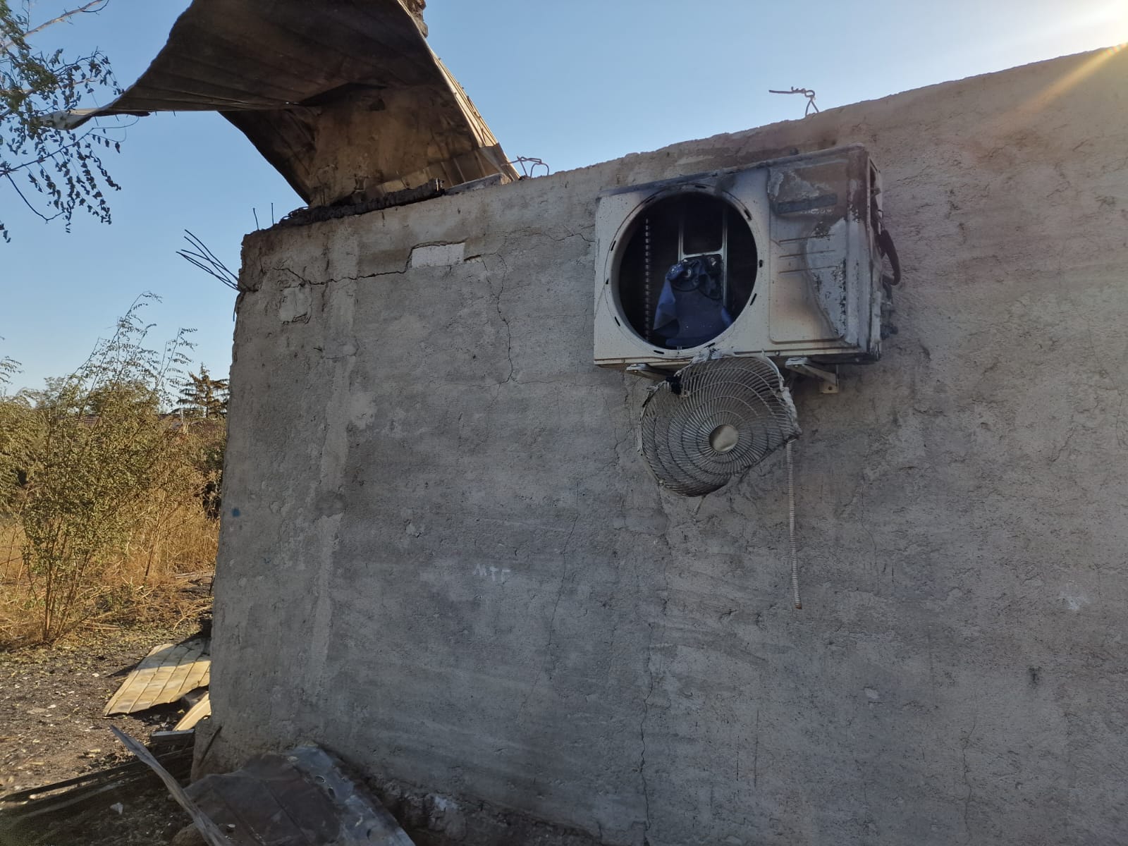 FOTOREPORTAJ Pompierii încă intervin în zona exploziei, oamenii spun că n-au primit ajutor: „Stăteam lângă o bombă și nu știam!”