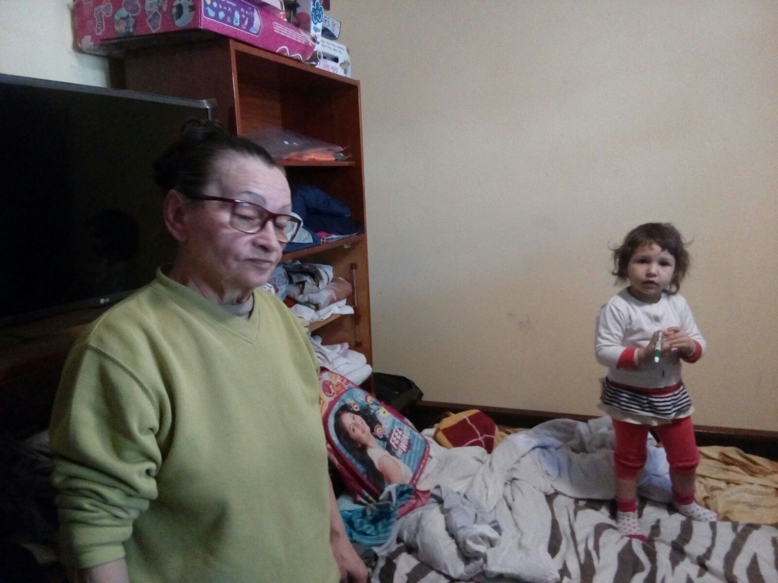 REPORTAJ/Doi bunici îşi cresc cu dăruire nepoatele, ca să nu simtă lipsurile: "Eu pot bea apă în loc să mănânc"|FOTO