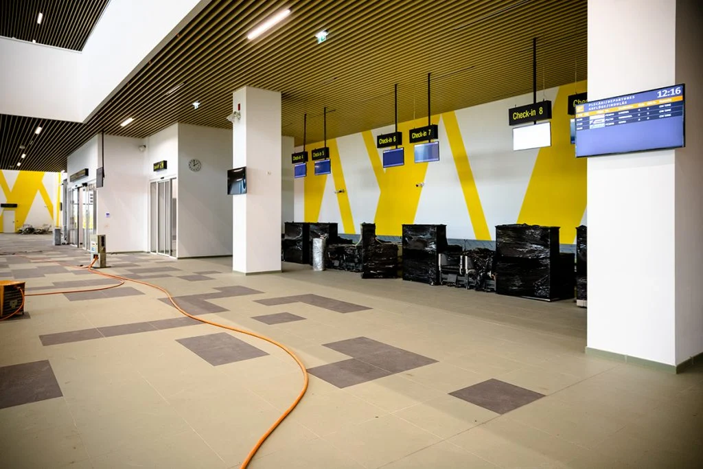 IMAGINI. Cum arăta acum un an aeroportul neterminat din Brașov și cum au reușit să-l finalizeze. Este primul aeroport nou din România din ultimii 50 de ani