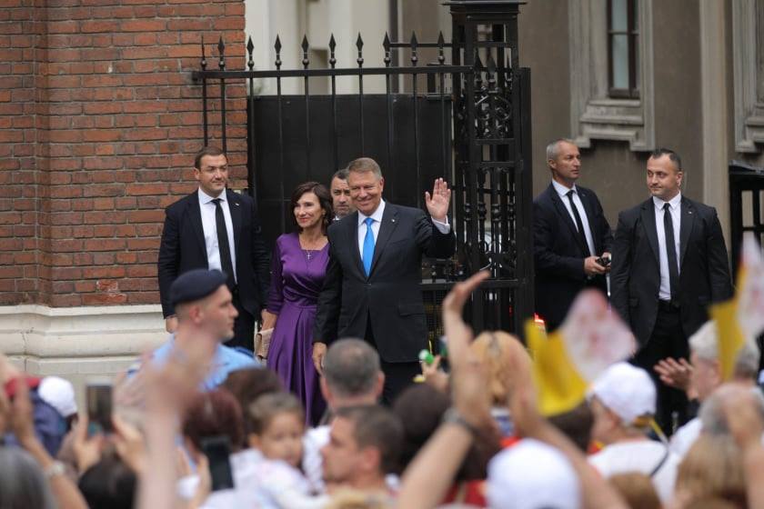 Carmen Iohannis și-a schimbat ținuta la vizita Papei Francisc la Catedrala Mântuirii Neamului. Cum s-a îmbrăcat prima doamnă a României | FOTO