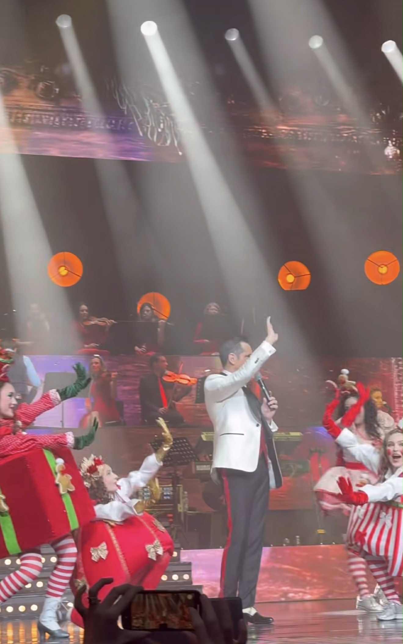Primele imagini de la concertul de Crăciun al lui Ștefan Bănică jr de la Sala Palatului. Artistul a fost lăudat: „A fost un show excepțional”