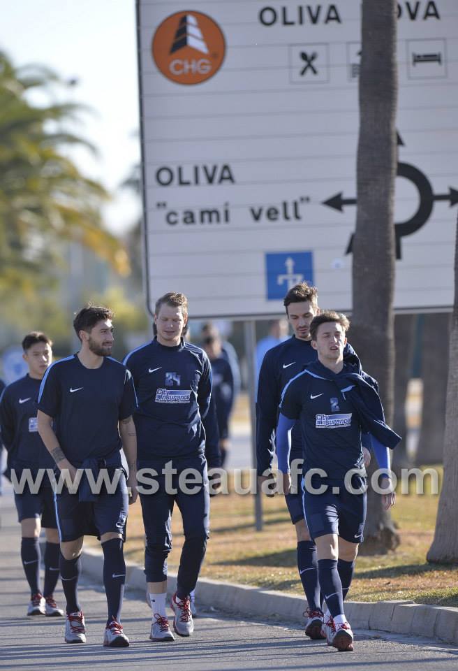 STEAUA / Primul antrenament al campionilor în Spania. ^Cum au fost surprinşi "arabii" Sănmărtean şi Szukala. Cum au acoperit campionii sigla câştigată în instanţă de Armată / GALERIE FOTO