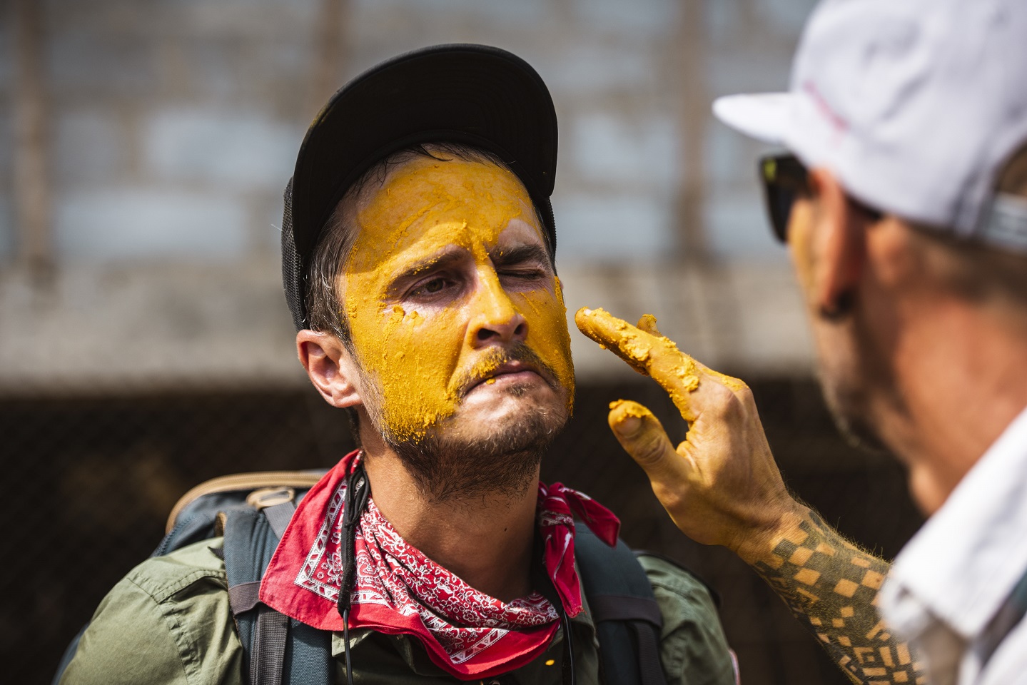 Semifinaliştii Asia Express, misiune într-o fabricã de turmeric. Cocuţa: "Îmi vine sã plâng!" | FOTO