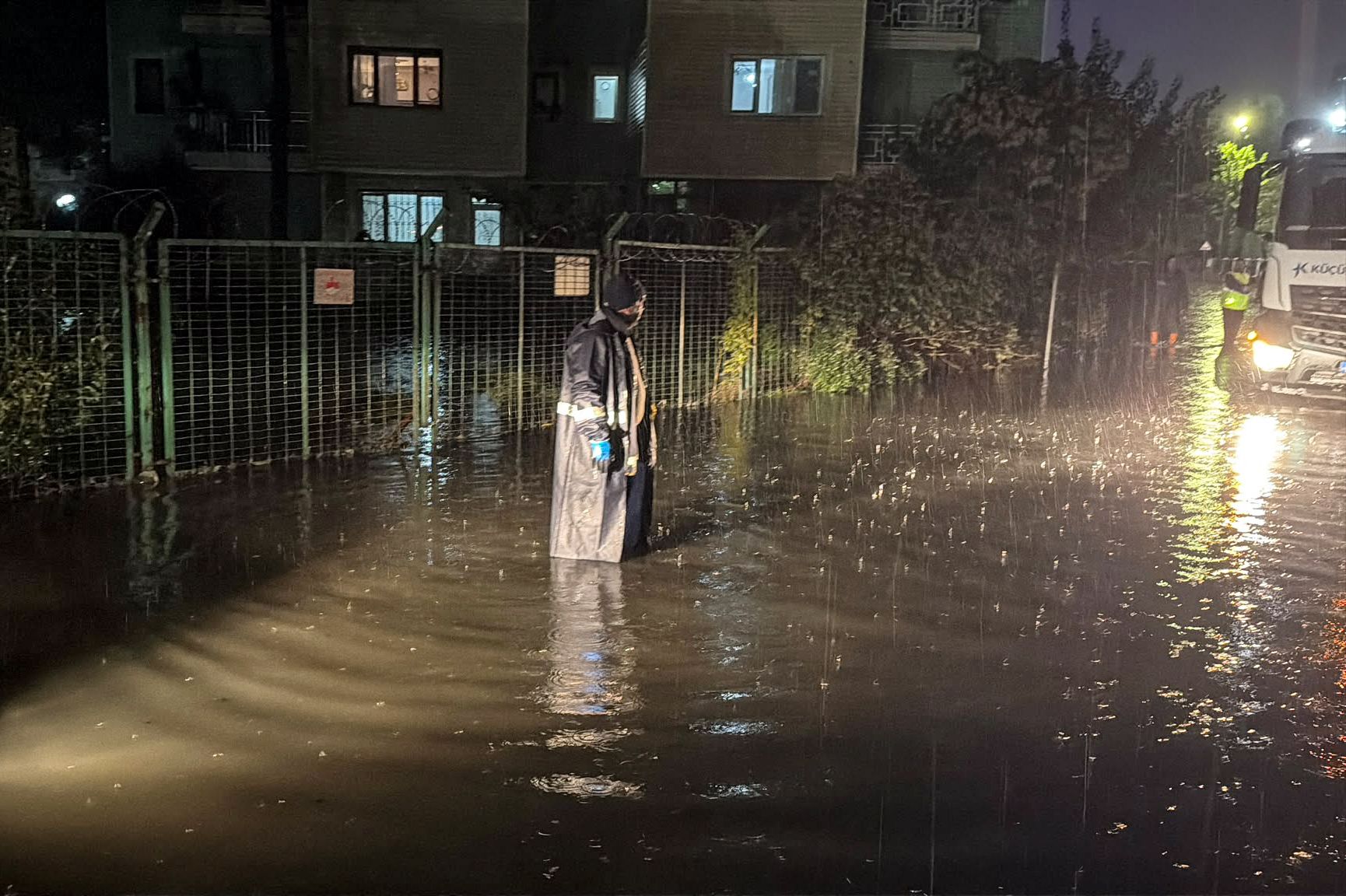 Un adolescent a murit electrocutat, în urma ploilor torențiale care au inundat Istanbulul: imagini îngrozitoare cu casele și drumurile prăbușite sub ape