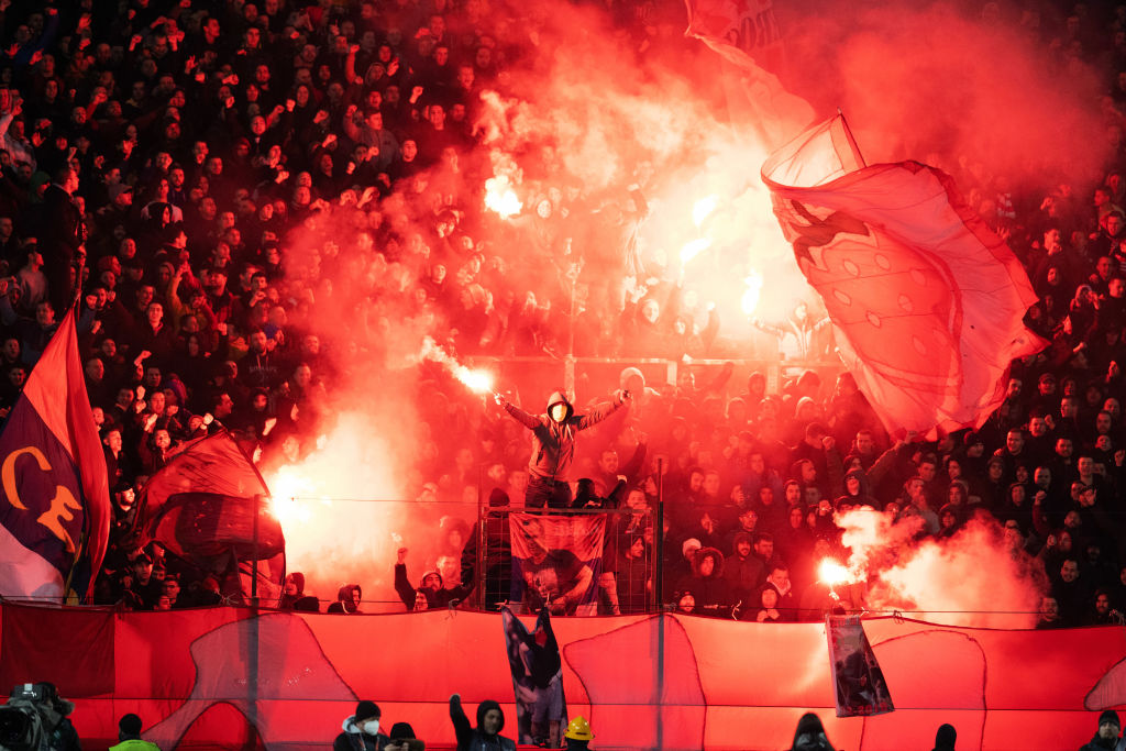 Népirtásért felelős háborús bűnöst éltető molinókat osztott meg a nagy múltú európai fociklub – fotó