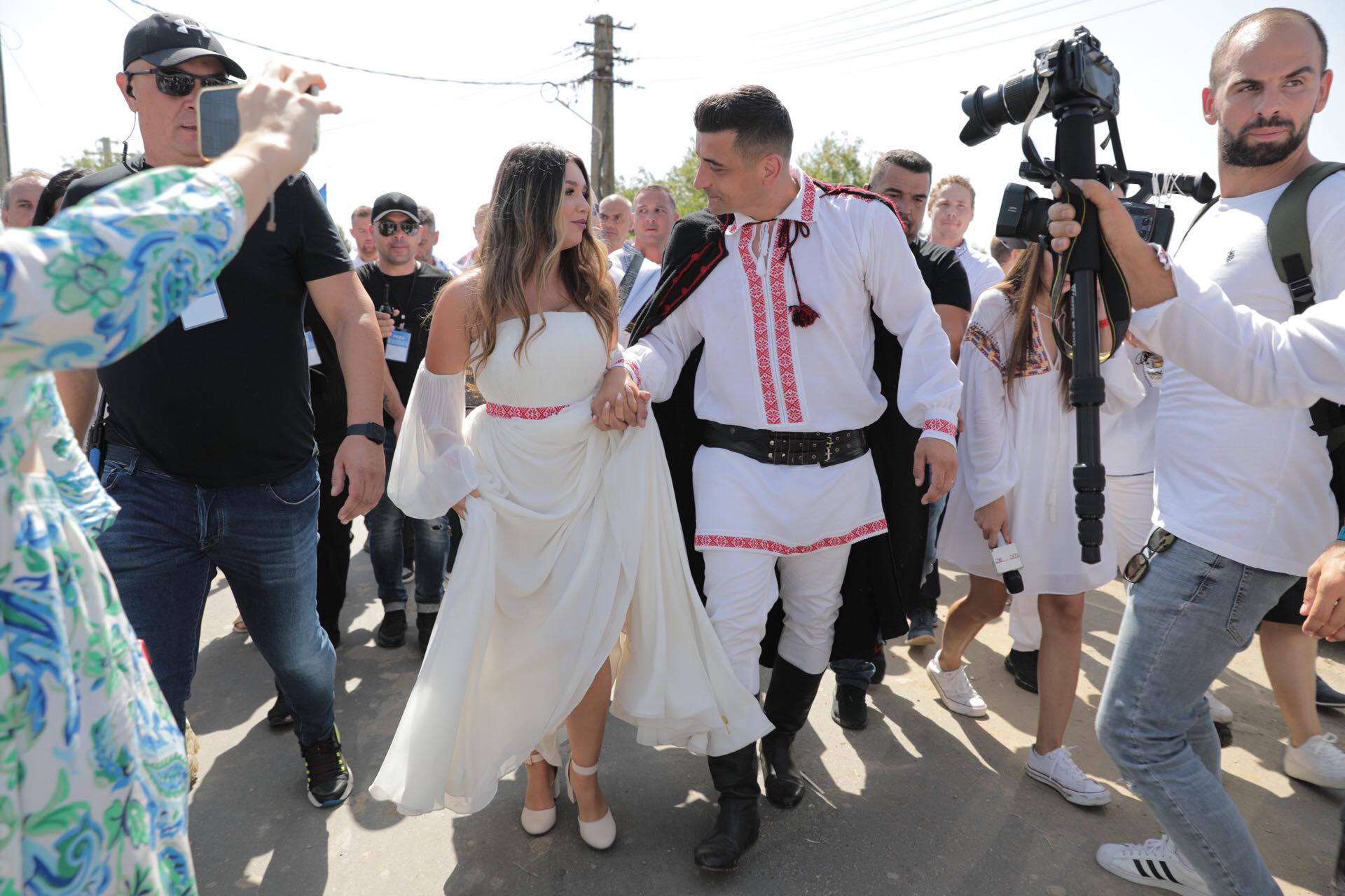 FOTO. Nunta lui George Simion, văzută de la fața locului. Câteva sute de oameni au rezistat în fața scenei, petrecerea a continuat până la 7 dimineața