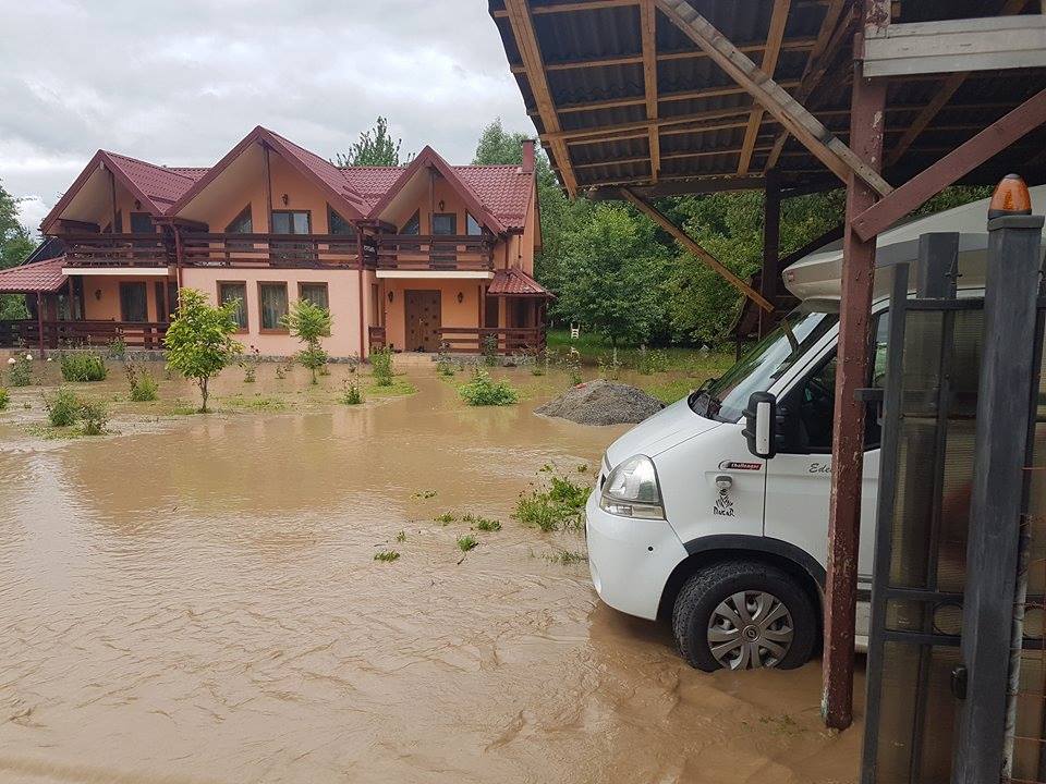 Inundații în Sighetu Marmației. Zeci de persoane, evacuate din calea apei