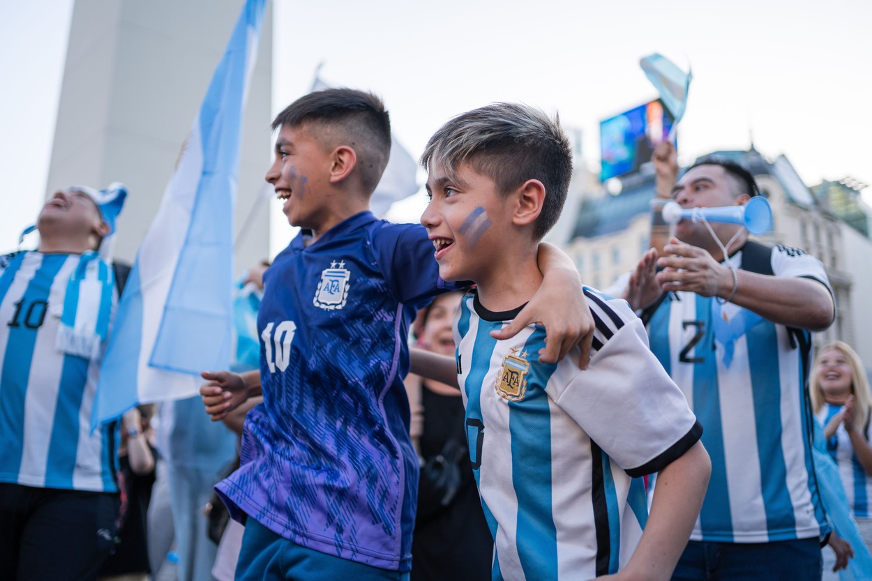 Spectacol pe străzile din Buenos Aires. Fanii s-au adunat în centru și așteaptă trofeul, după 36 de ani