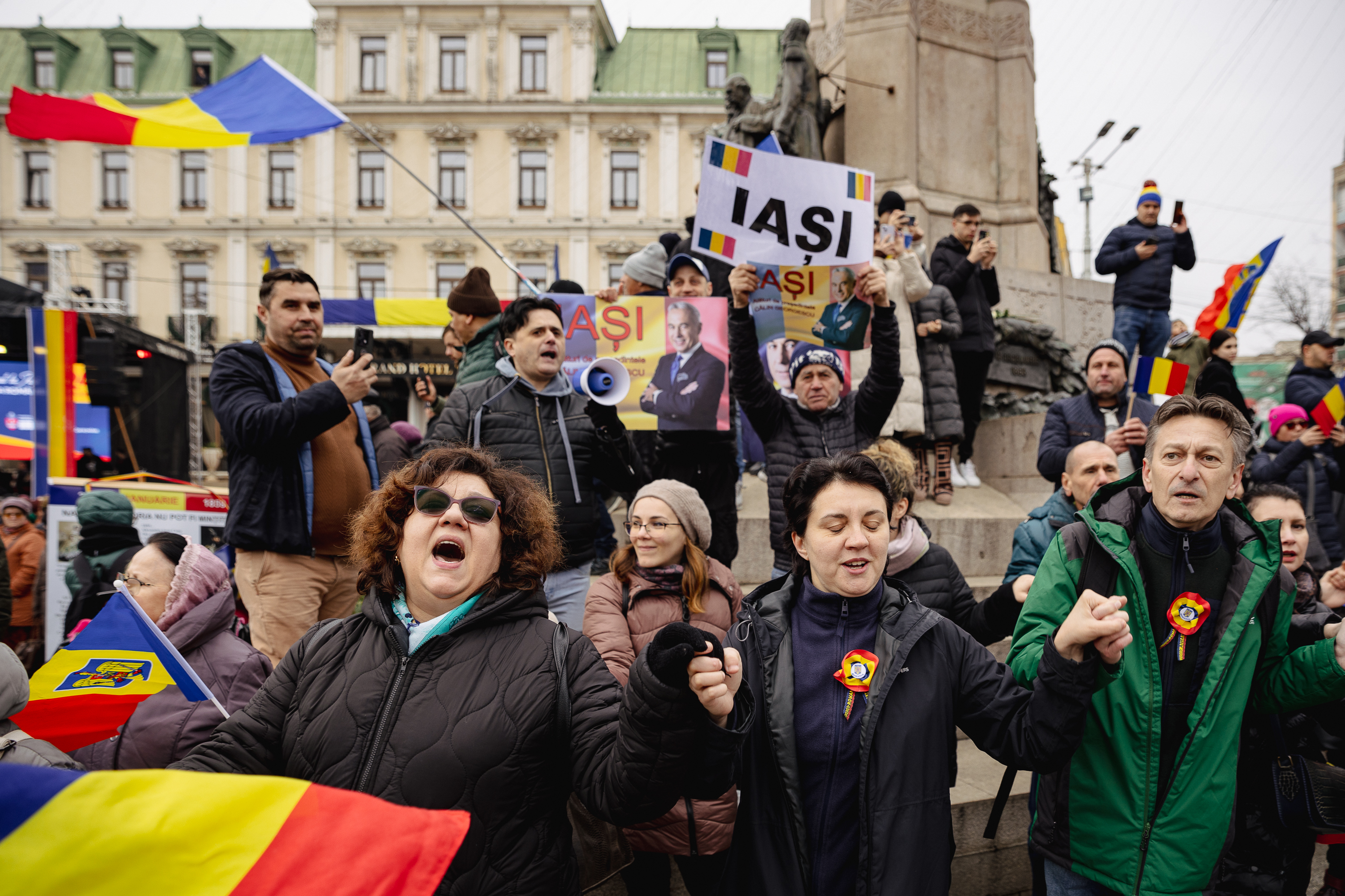 Ziua Unirii în imagini la Iași: câteva mii de oameni s-au bucurat de „sârba moldovenilor” și au fluierat puținii politicieni prezenți | Fotoreportaj