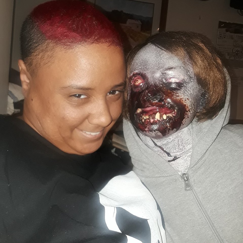 O femeie s-a măritat cu o păpușă zombie, despre care "mireasa" a spus că este sufletul ei pereche! "Nuntașii" au fost celelalte păpuși din casă
