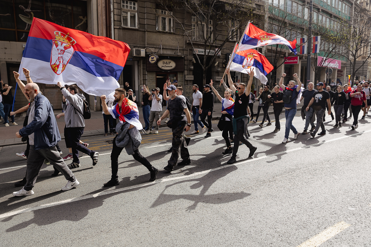 Drapelul României flutură în mijlocul protestului uriaș de la Belgrad: „Ne-am inspirat de la voi!”