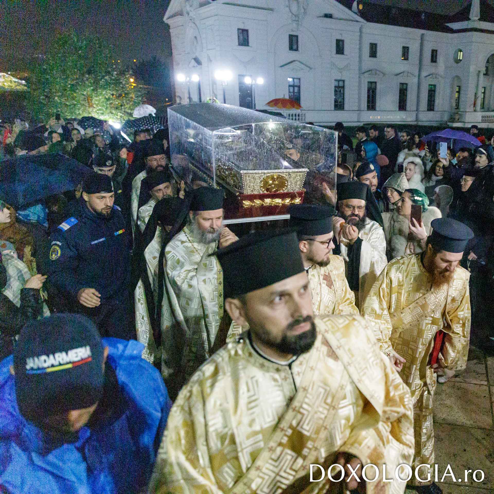 Racla cu moaştele Sfintei Cuvioase Parascheva, purtată în procesiune şi reaşezată în Catedrala Mitropolitană din Iași