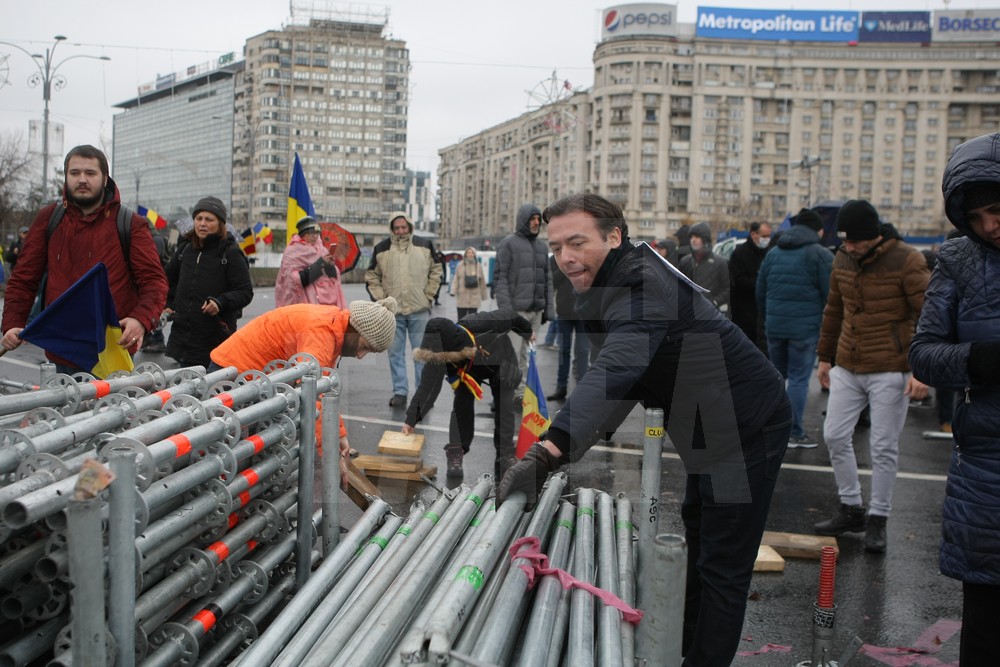 UPDATE. Protest și incidente în Piața Victoriei. Anchetă MAI după împiedicarea organizării târgului de Crăciun/ FOTO