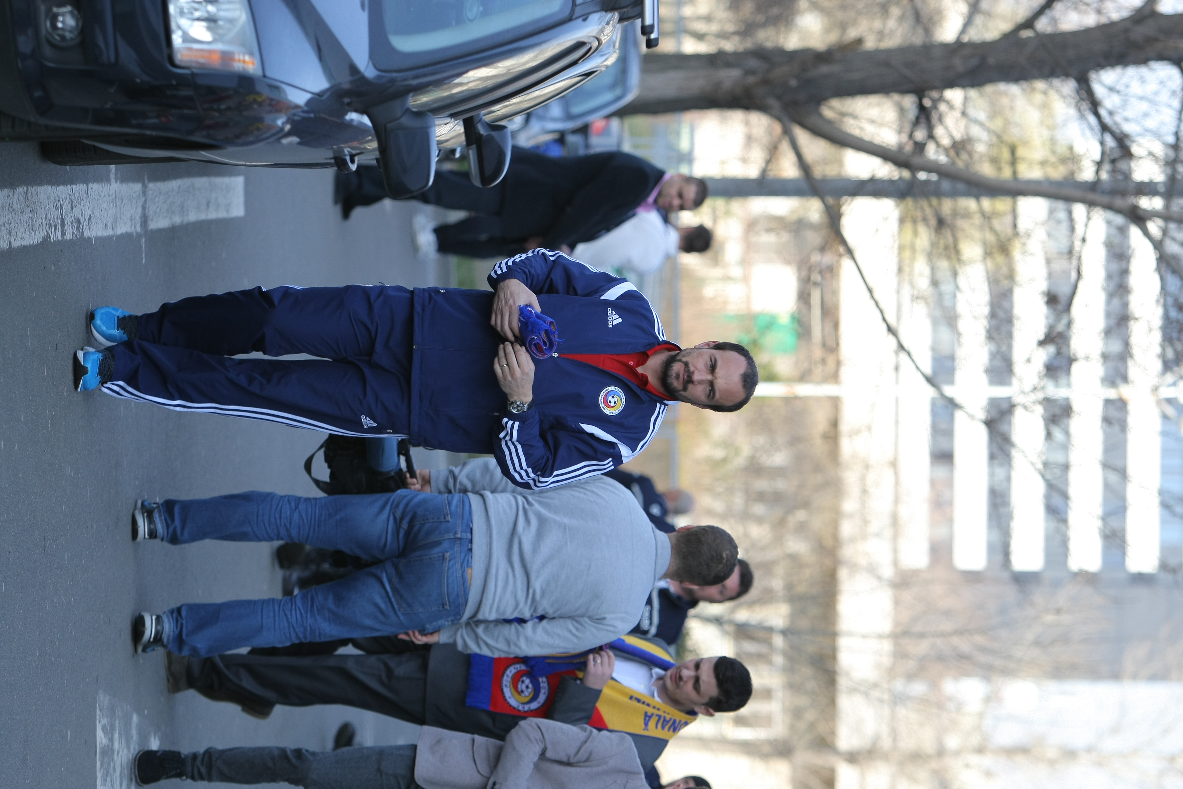 ROMÂNIA - FEROE, DUMINICĂ, ORA 19:00, TVR 1 / Tricolorii au făcut pe bancherii la sediul noului sponsor. Repriză de autografe și fotografii / GALERIE FOTO