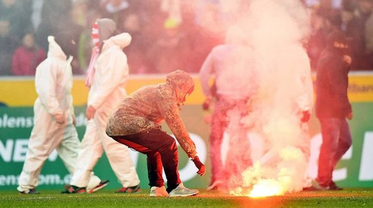 HAOS în Germania. Fanii au pătruns pe teren la derby-ul Rinului / GALERIE FOTO&VIDEO