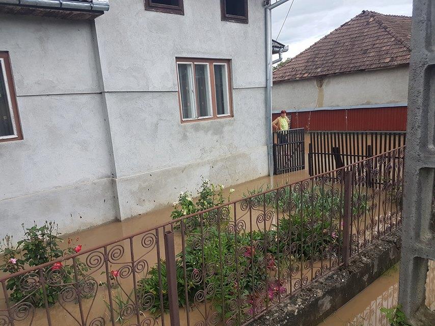 Inundații în Sighetu Marmației. Zeci de persoane, evacuate din calea apei
