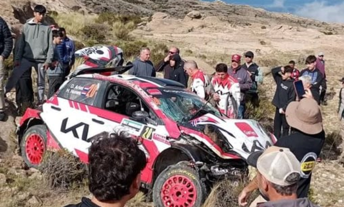 Sikoltozó nézők, levegőben pörgő autó, drámai pillanatok, halálos áldozat a raliversenyen! – videókon a tragikus események (18+)
