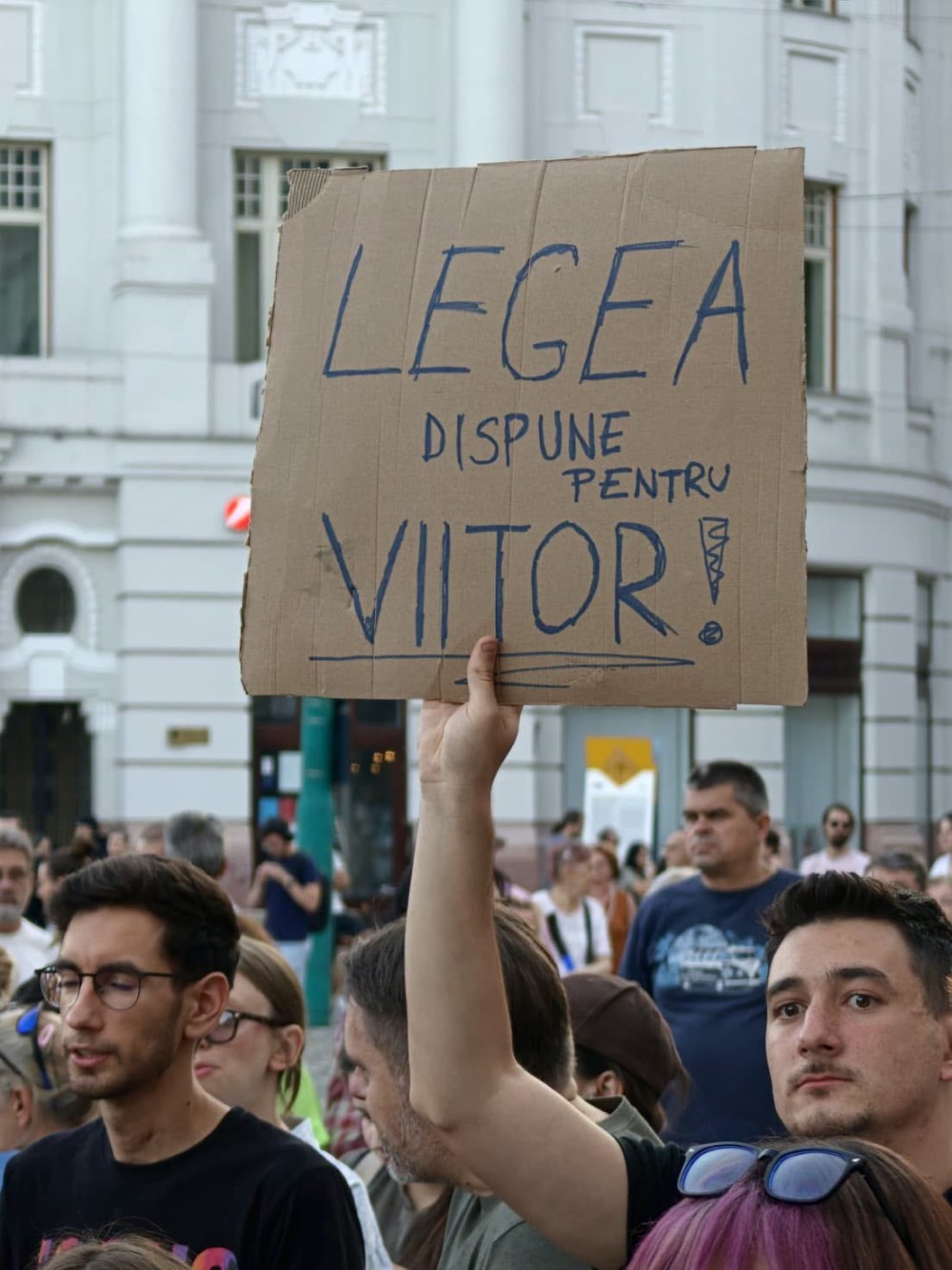 Câți oameni au manifestat la Timișoara pentru Dominic Fritz, care le-a cerut să „scrie pe social media despre revolta” lor și să iasă la protest după decizia CCR