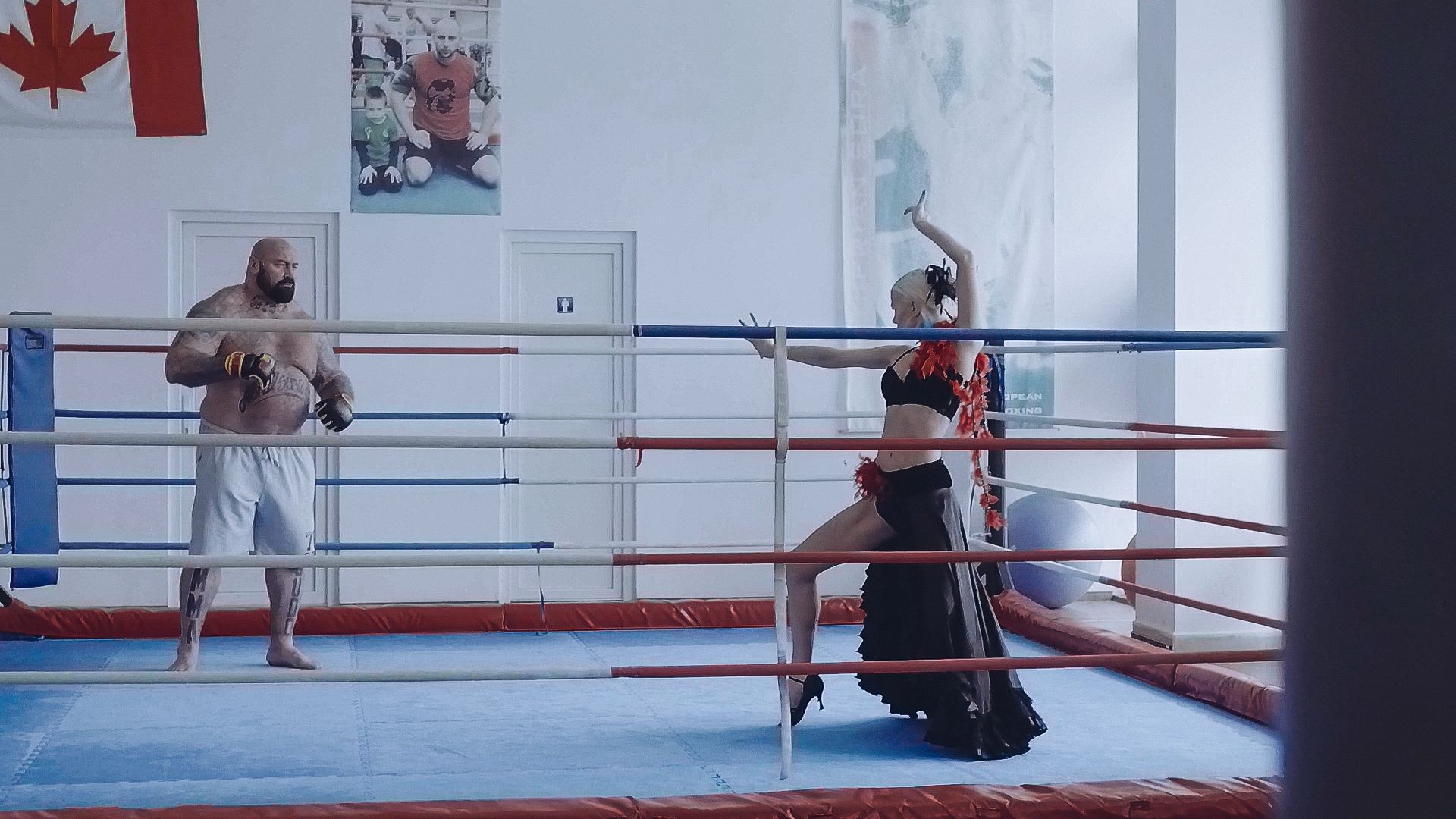 FOTO EXCLUSIV/ Uriașul Sandu Lungu și-a târât partenera în ringul de box. Antrenament în ritm salsa cu joc de glezne și croșeuri