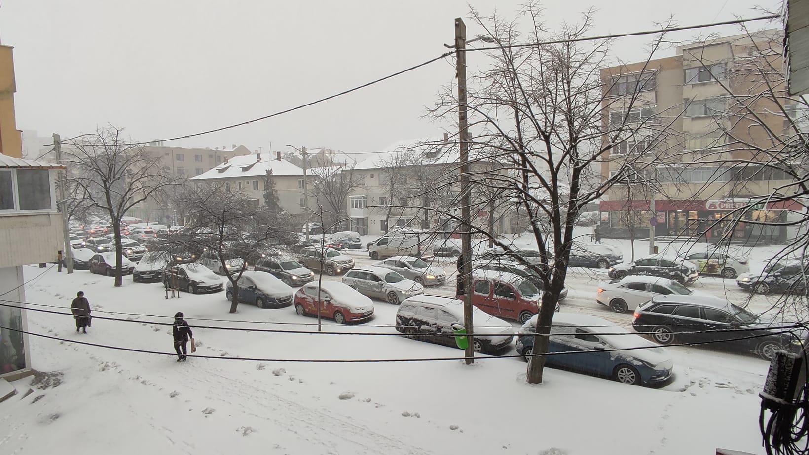 Circulație de coșmar în orașul Iași, în această dimineață, după ninsoarea din ultimele ore | FOTO