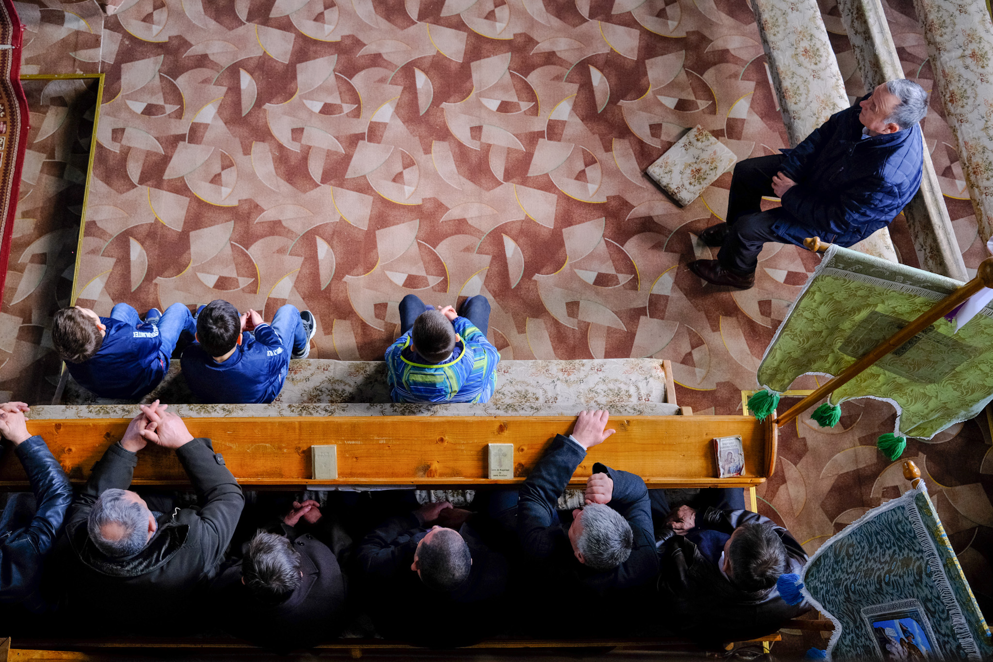 „Bunicii și tații noștri ne vorbeau despre război. Acum e rândul nostru să ne rugăm și să ne întoarcem către Dumnezeu”. Slujbă de duminică emoționantă în Maramureșul de graniță