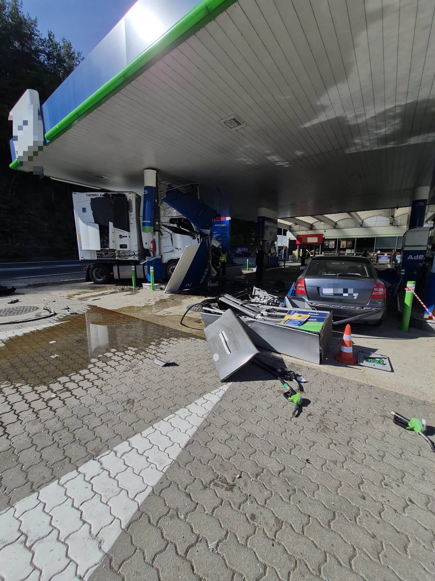 Accident la o benzinărie din Călimănești. Un camion a avariat pompele de carburant