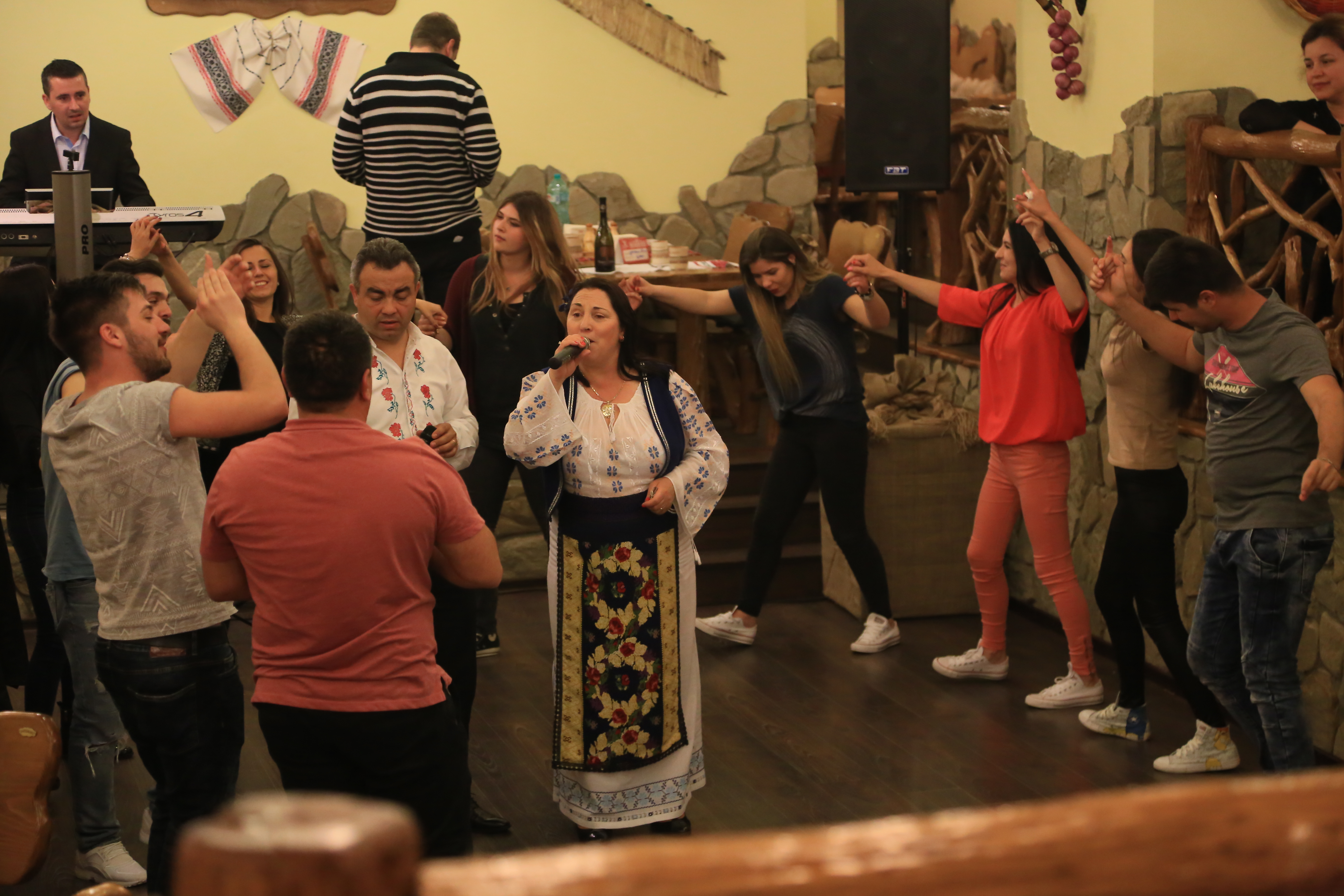 PAȘTE 2016: HRISTOS A ÎNVIAT! Așa petrec românii de Paște, pe 1 MAI! FOTO&VIDEO