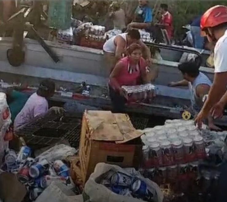 Un tir cu 40 de tone de bere s-a răsturnat, dar ce a urmat apoi e năucitor. Ce au făcut localnicii a devenit viral | FOTO