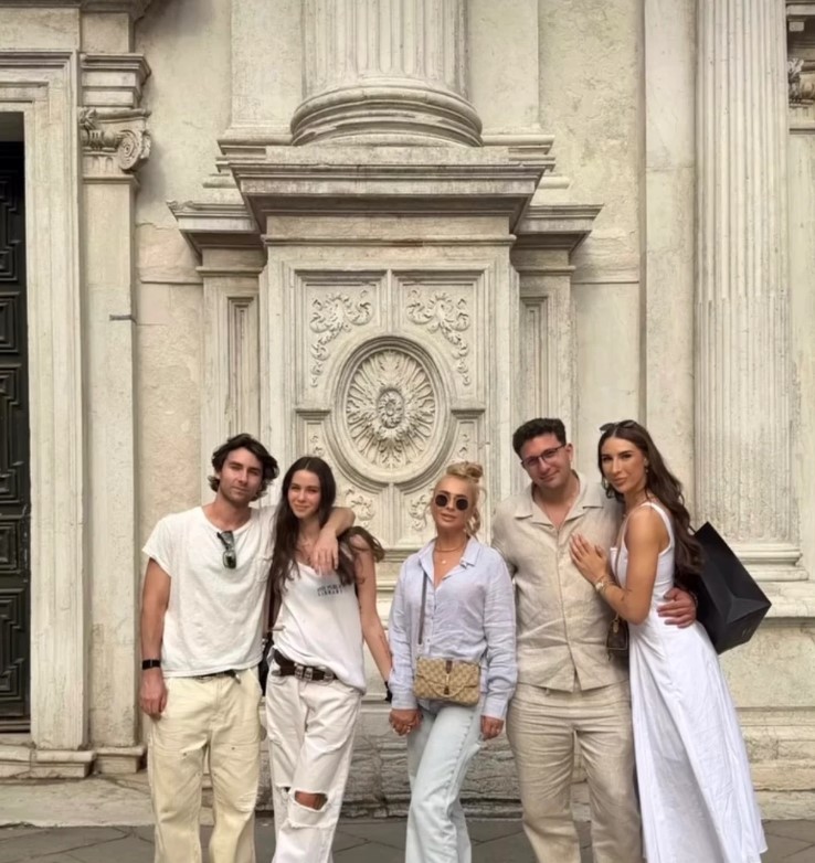 Anamaria Prodan, vacanță în Italia cu fiicele și iubiții acestora. Cu ce se ocupă Sarah și Rebecca Dumitrescu