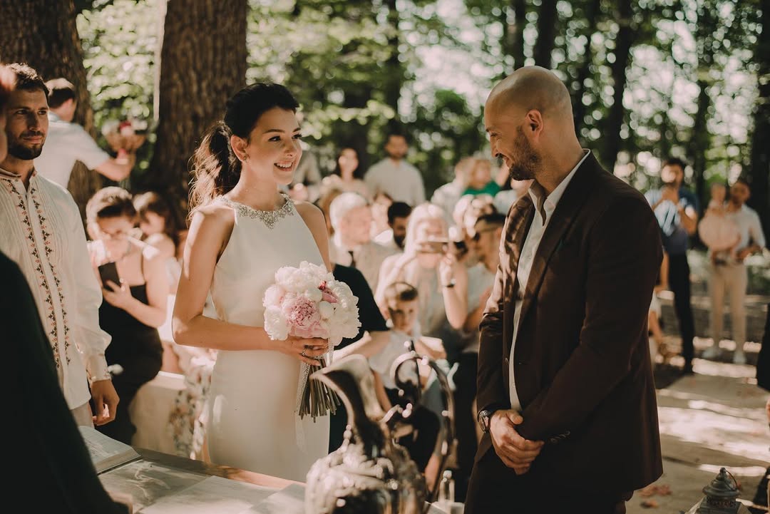 Cum arată casa decorată în stil Wabi Sabi, cu pereți de argilă, în care s-a mutat Sasha Lopez: „Am vrut ceva care să ne amintească de strămoși”
