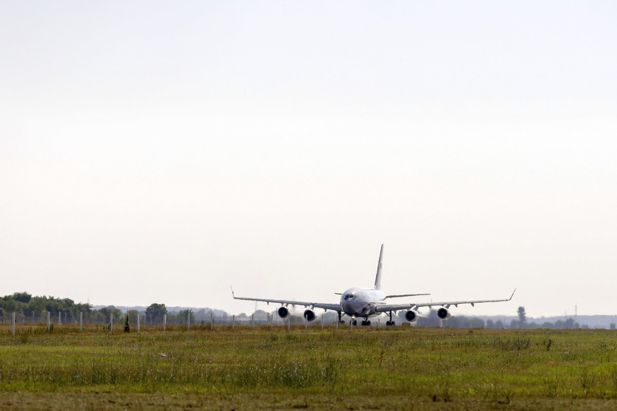 Avionul trimis de Rusia să repatrieze diplomații refuzați de MAE a plecat cu o întârziere de 6 ore de pe Otopeni. Care a fost motivul