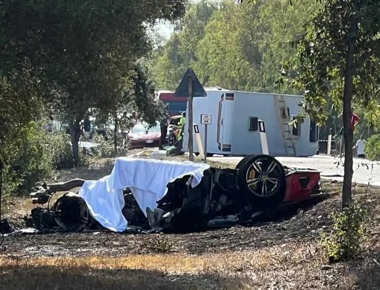Momentul când un Ferrari, un Lamborghini și un camper se lovesc violent, în Italia. Un cuplu a murit carbonizat în Ferrari. VIDEO