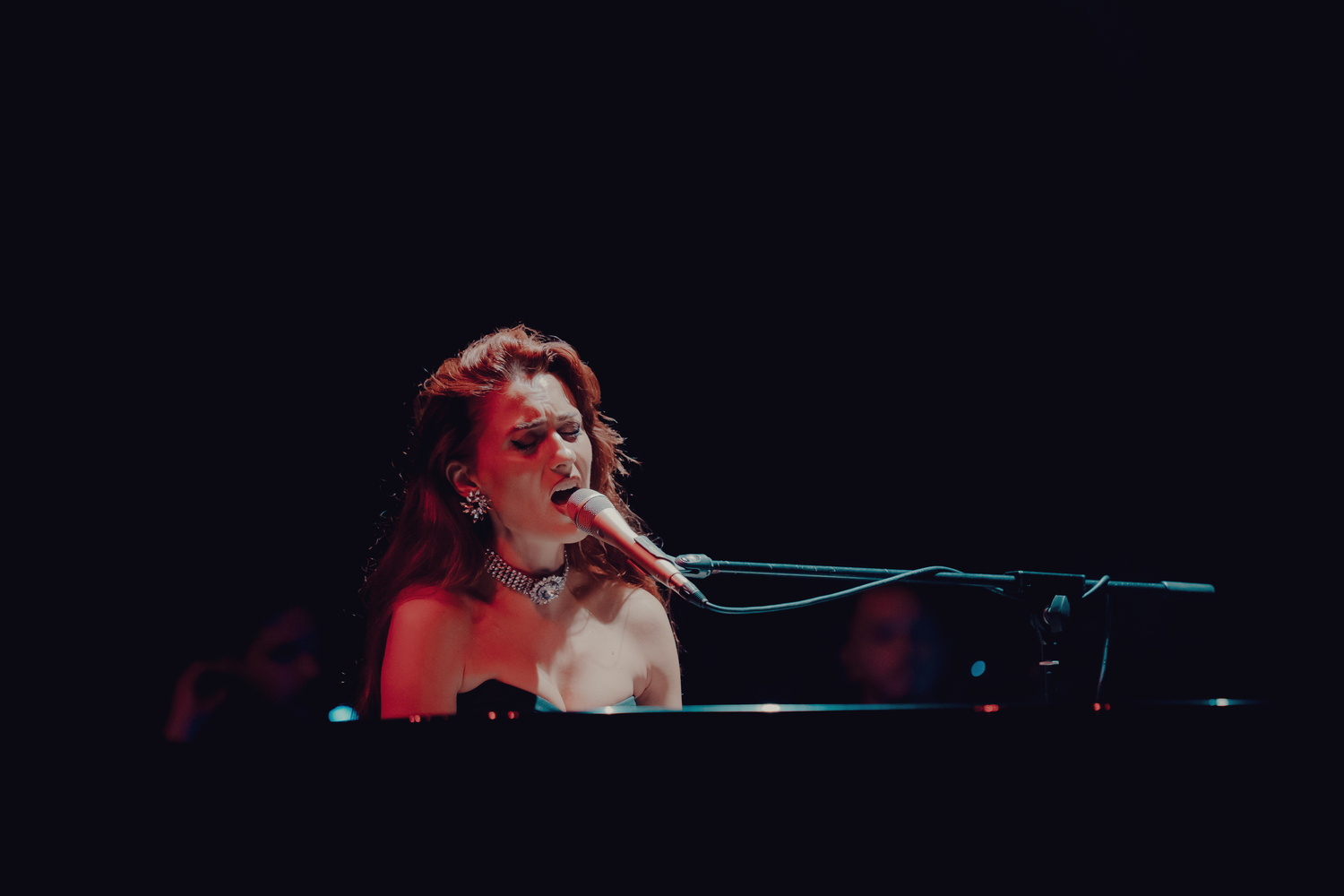 Leyah, artista din România care a dezvoltat un nou gen muzical, cinematic pop: „Am fost crescută cu ideea că munca nu se face cu jumătăți de măsură”