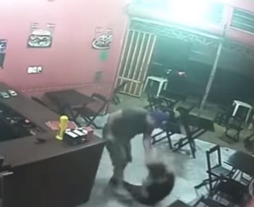 Un polițist brazilian a luat-o la bătaie pe proprietara unui restaurant pentru că i-a greșit sosul pentru hamburger | FOTO