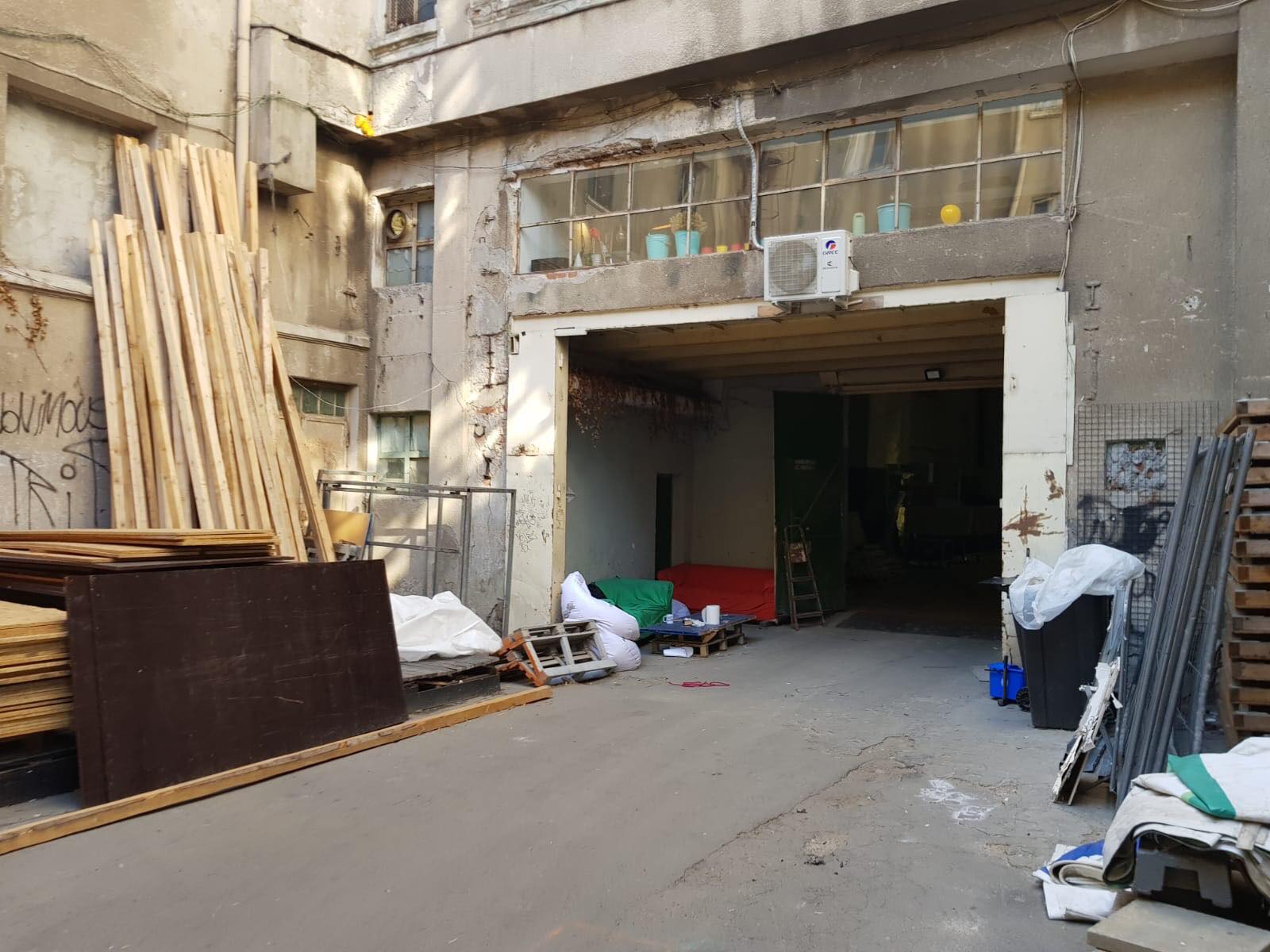 EXCLUSIV/ Lacăt pe durere. Imagini surprinse la «Colectiv», la 3 ani de la tragedie: zidurile care strigă și nepăsarea care doare