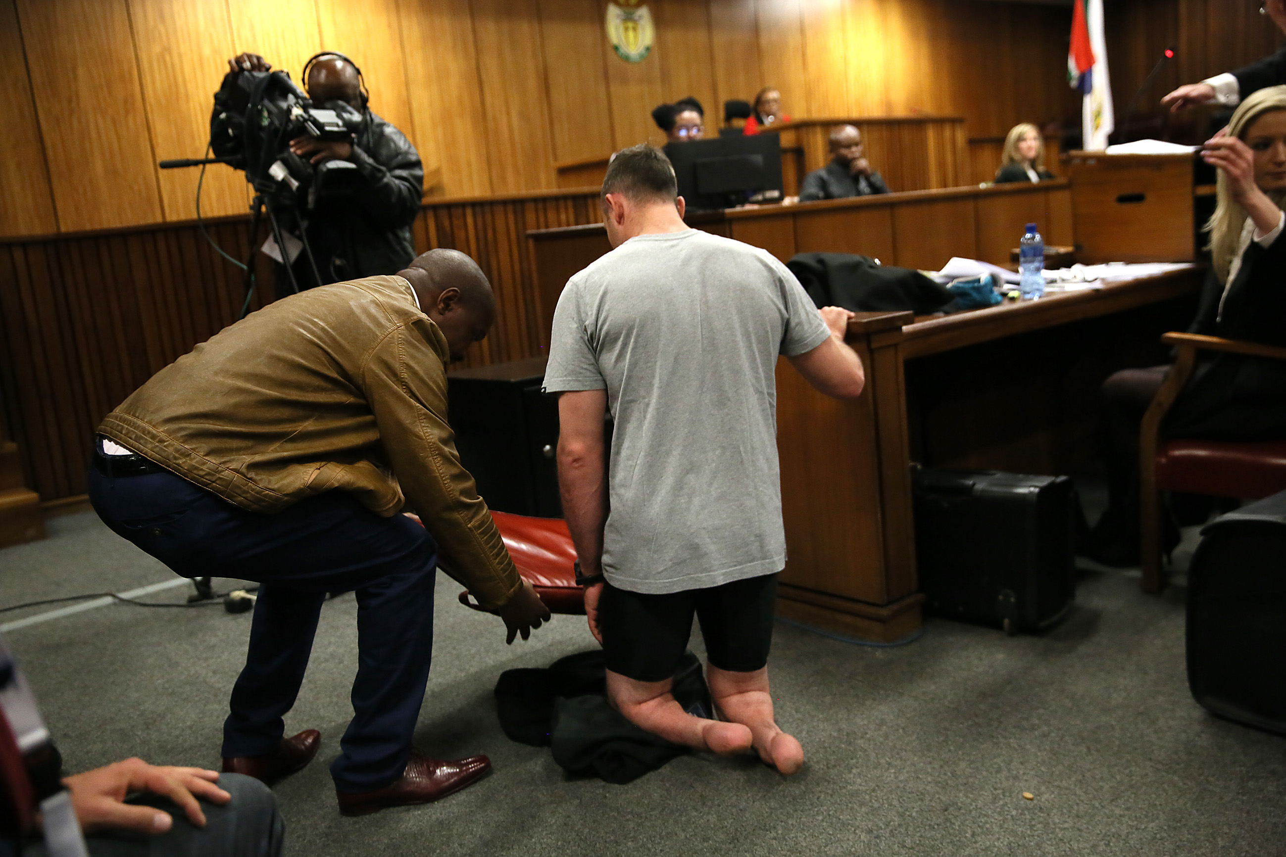 Oscar Pistorius și-a dat jos protezele ca să le arate judecătorilor că nu și-a ucis intenționat iubita | GALERIE FOTO
