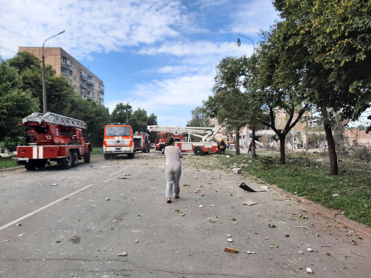 Imagini din orașul Krivoi Rog, după atacul cu rachete. „Din păcate, există morți și răniți. S-ar putea să fie oameni sub dărâmături”