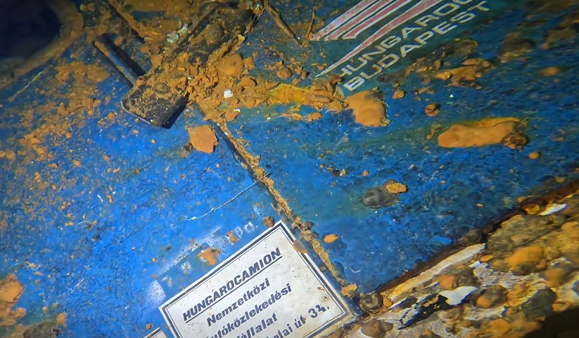 Hullámsírban nyugszanak a magyar kamionok: ezt találták a Zenobia belsejében 42 méter mélyen