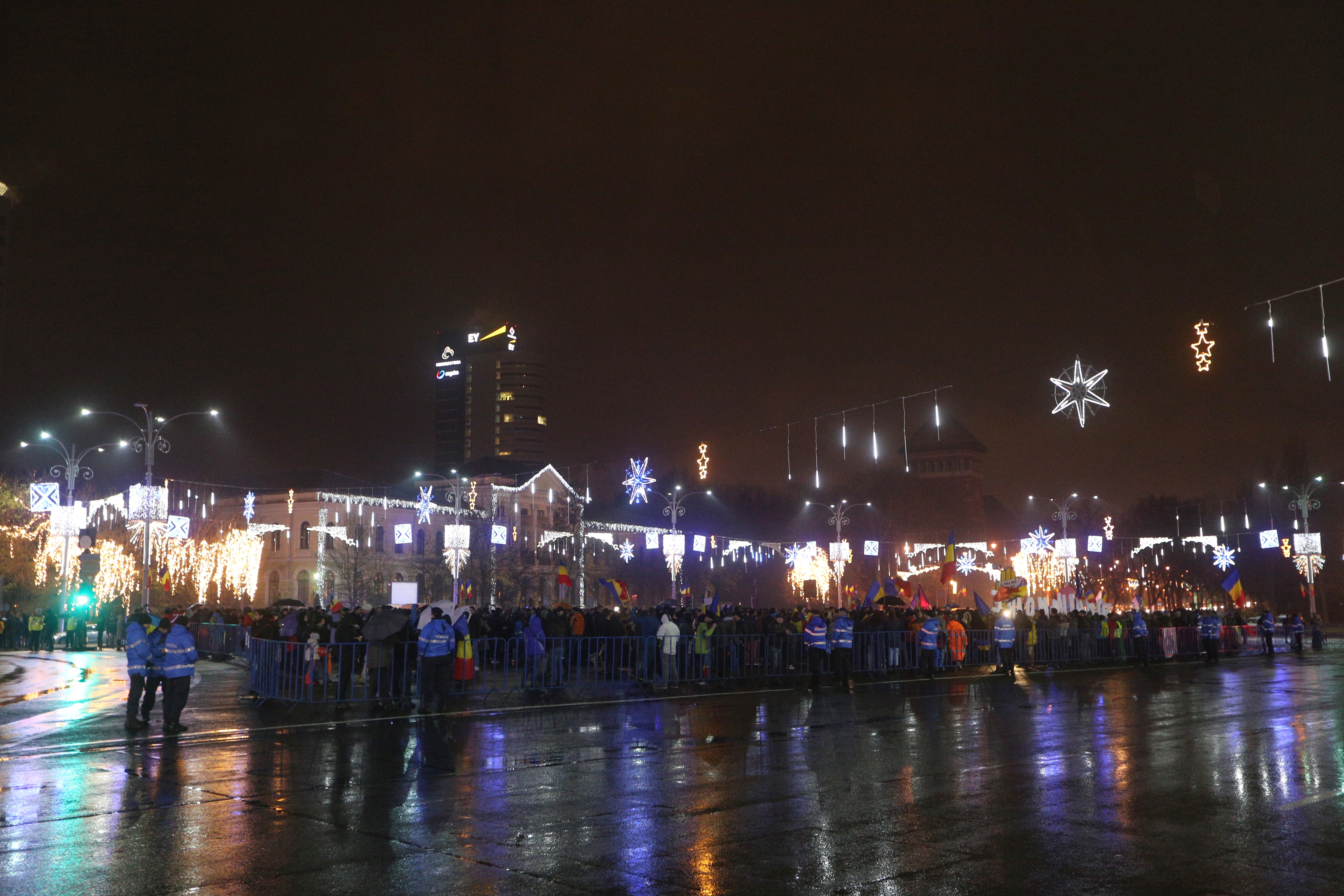 UPDATE. Protest în Piața Victoriei, de 1 Decembrie. Peste 2.000 de oameni s-au adunat la Guvern - VIDEO