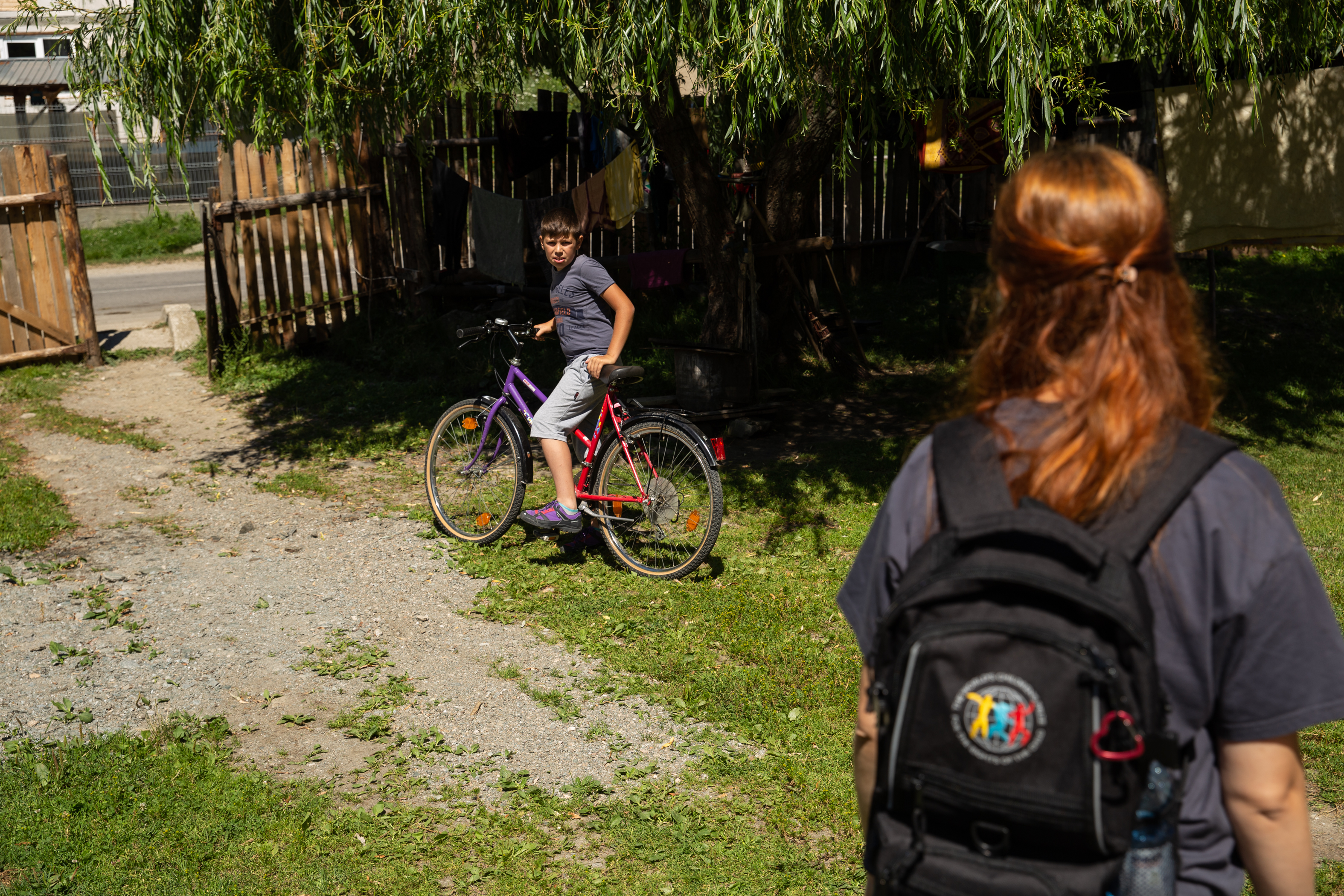 Voluntarii de la Casa Bună încearcă să ia copiii de la muncile câmpului și să-i așeze în fața computerului. “Sperăm să creştem dintre ei mici programatori”