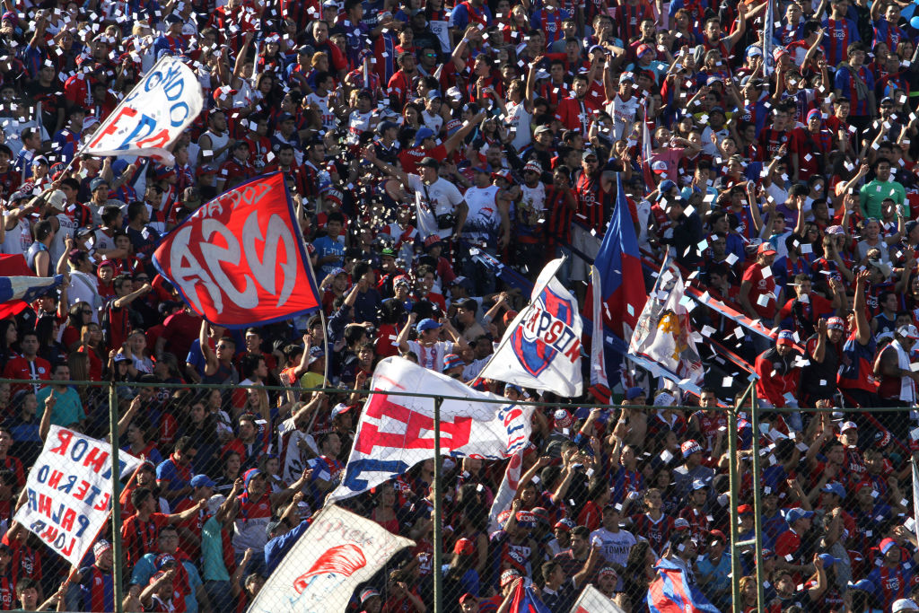 Botrány a fociderbin: rendőrök menekítettek ki egy terhes nőt a verekedő ultrák közül – videó