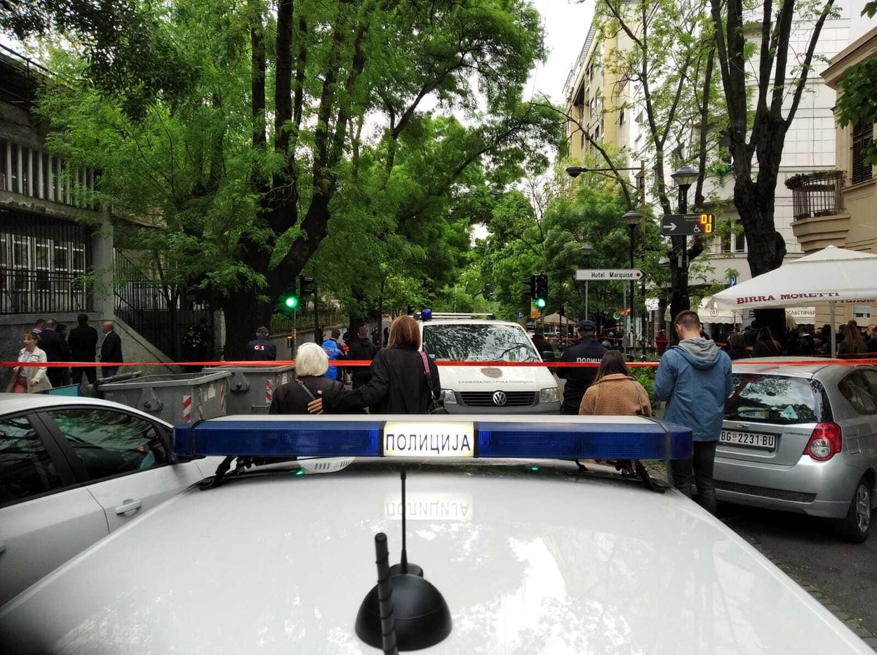 „Mi-a omorât doi prieteni. M-am întins peste ei, să creadă că sunt moartă”. Mărturii ale copiilor care au supraviețuit atacului de la școala din Belgrad