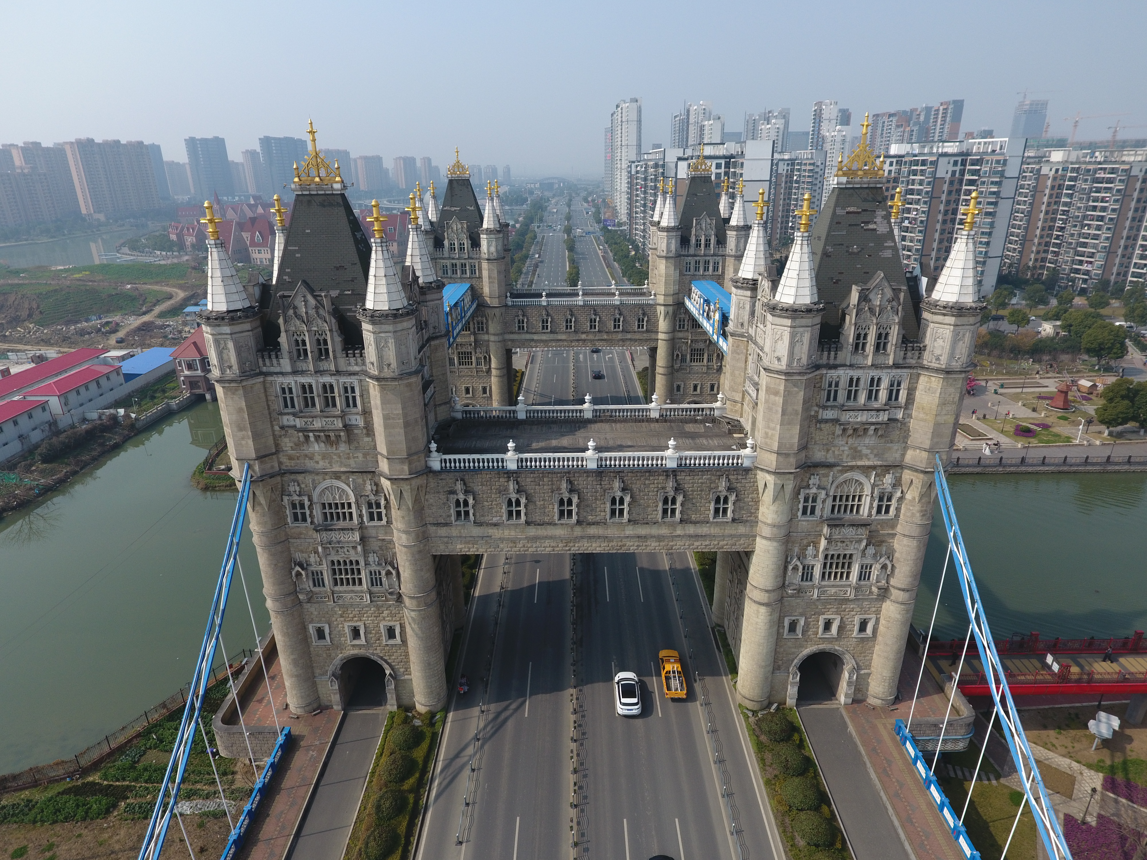 Chinezii au construit copia Tower Bridge. Este mai mare decât atracția din Londra