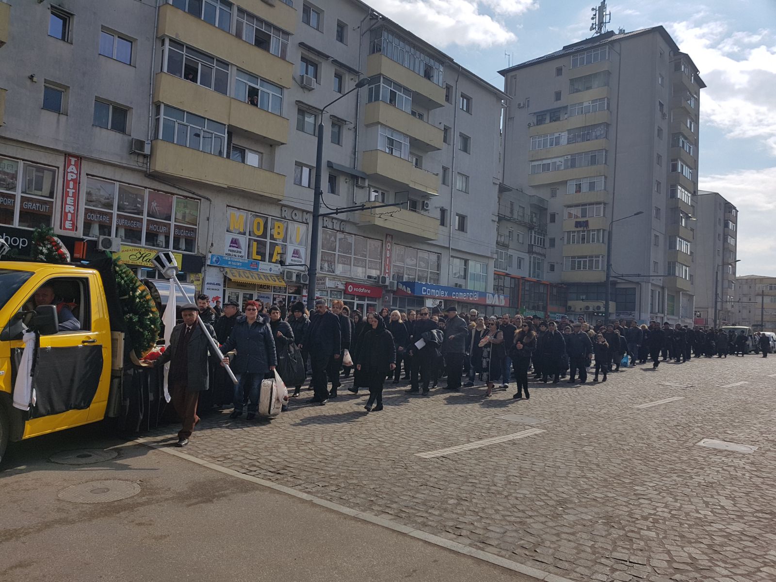 FOTO/ Liderul țiganilor din Moldova, înmormântat la Vaslui. La procesiune au fost mii de oameni, iar traficul a fost perturbat