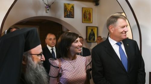 FOTO/ Carmen Iohannis, aspru criticată pentru ținuta aleasă pentru vizita la Episcopia Română din Italia. „Când încurci 25 cu 52"