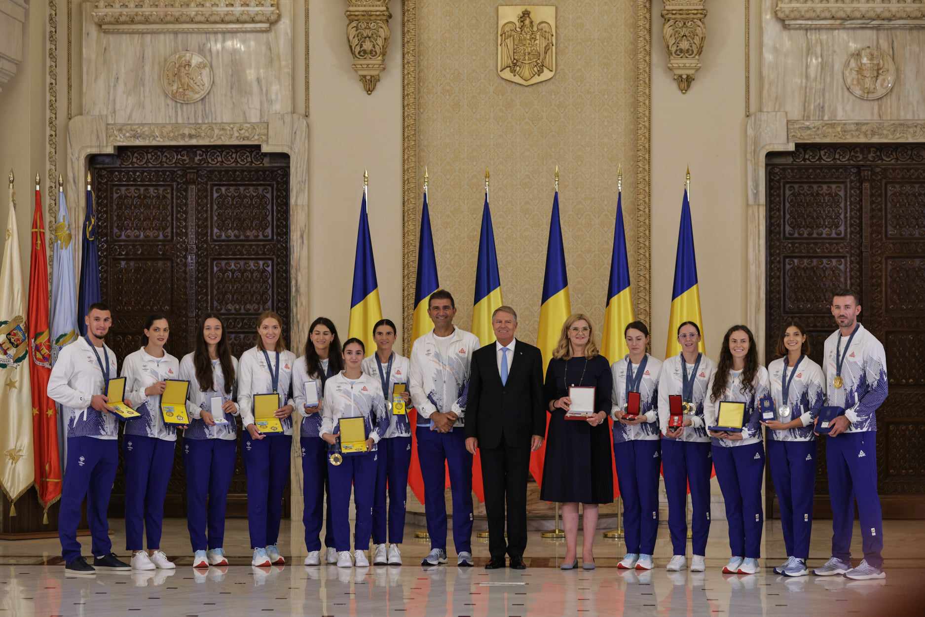 Gafă a președintelui Iohannis la decorarea medaliaţilor de la JO Paris. A spus „comemorarea”, în loc de „ceremonia” | VIDEO