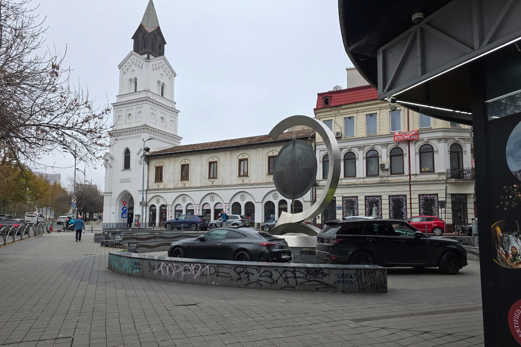 Cu roata pe steaua lui Dem Rădulescu: mașini parcate pe Aleea Celebrităților, lângă magazinul Cocor
