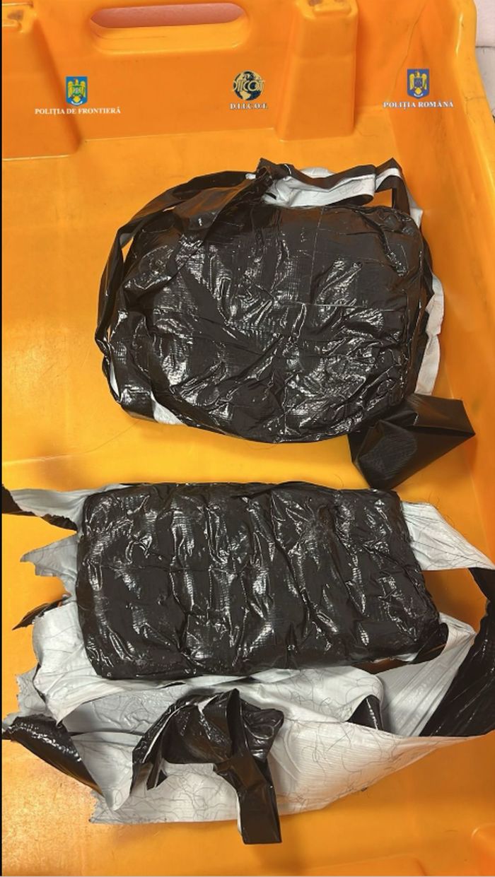 Un brazilian care înghițise capsule cu cocaină și avea altele lipite pe picioare, prins pe Aeroportul Otopeni din București - Foto